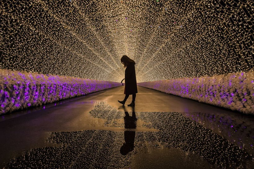 Потрясающий тоннель света в Японии