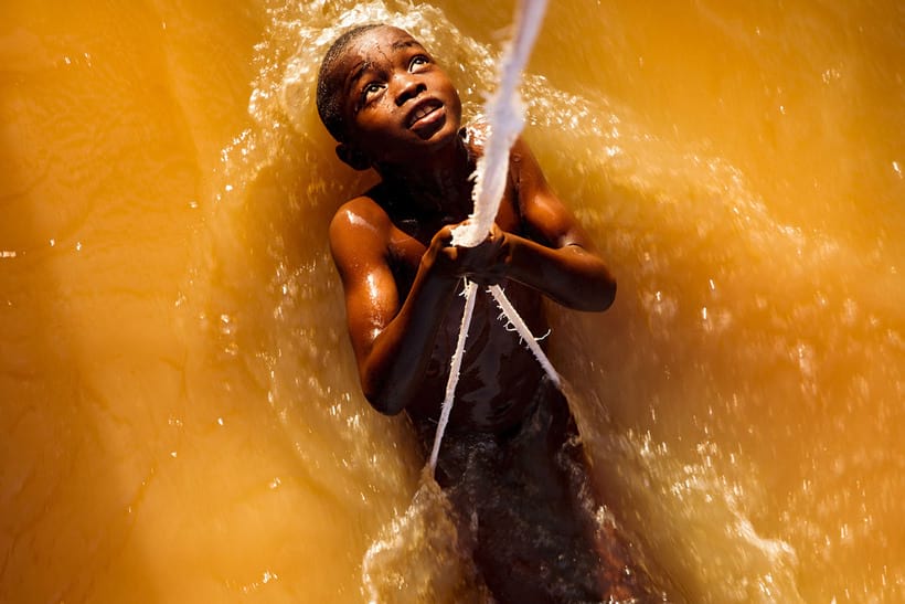Маленький мальчик играет в водах Нигера, самой ключевой реки Западной Африки