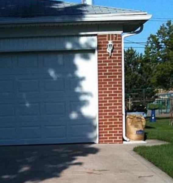 Эта дверь гаража смотрит на вас*