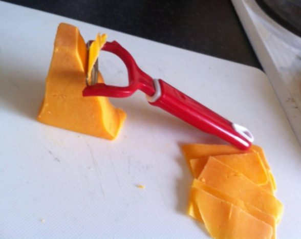 5. С помощью ножа для чистки овощей можно тонко нарезать сыр.