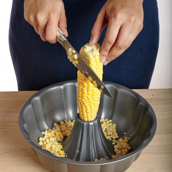 6. Если вы хотите срезать зерна с кукурузы, то в этом вам поможет форма для выпечки.