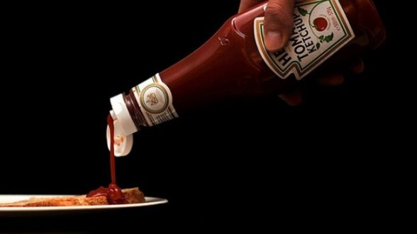 10. Секрет бутылки кетчупа фирмы Heinz: если постучать по цифре «57», расположенной у горлышка бутылки, кетчуп будет вытекать быстрее!