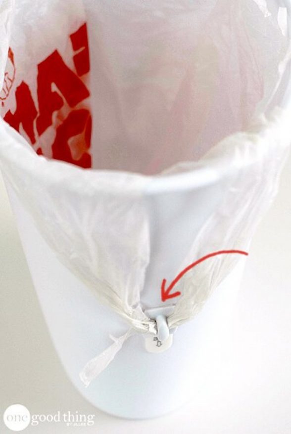 12. Чтобы пакет для мусора крепко держался на ведре, установите по бокам крючки для одежды.