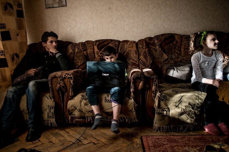 14-летний Шант, 8-летний Мике и 11-летняя Мараль — трое из четырех детей отца-одиночки Серопа Томасяна. Семья родом из сирийского города Кобани, прибыла в Армению в 2015 году. Мике серьезно пострадал в сирийской войне, он не разговаривает и посещает занятия по арт-терапии