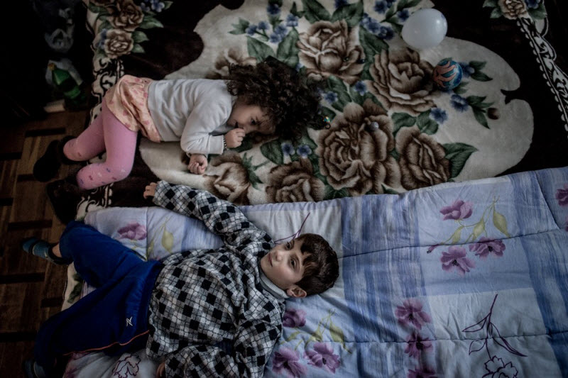7-летний Гаро Томасян играет со своей новой подругой Алией в Ереване. Гаро приехал в Армению из турецкого лагеря беженцев в Суруче в сентябре 2015 года вместе с матерью, сестрой и двумя старшими братьями. Его отца застрелили боевики «Исламского государства». Семья Гаро снимает в Ереване квартиру. Мать Гаро Илона работает портнихой