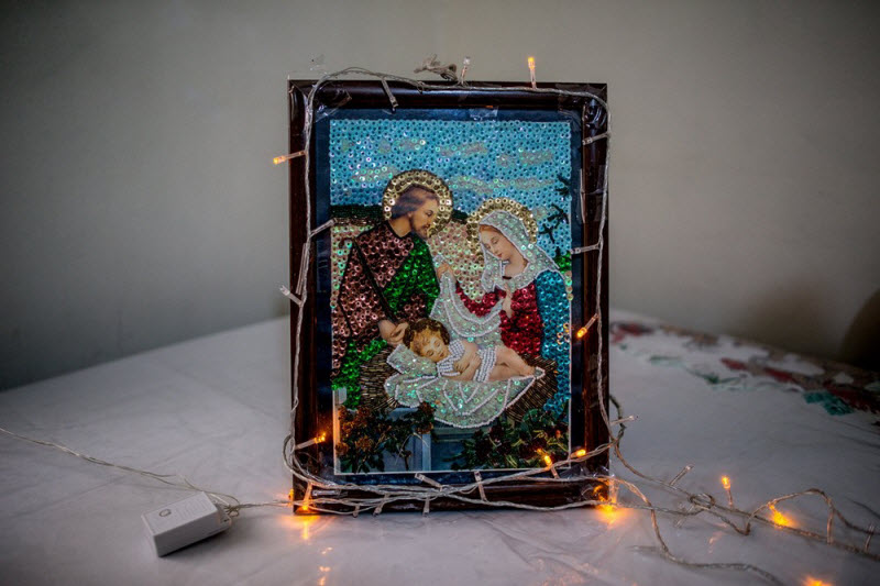 Рождественское украшение в съемной квартире в Ереване. Каролине Гирагосян создала эту картину в своем родном Эт-Телль-эль-Абьяде в Сирии. Ее семья бежала оттуда в конце 2016 года — после того, как мужа Каролине ранило взрывчаткой, заложенной в его автомобиль боевиками «Исламского государства»