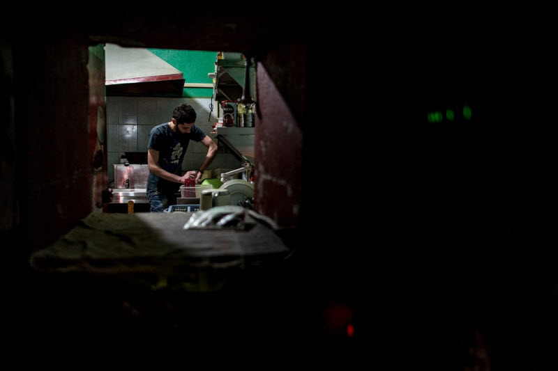21-летний Шант Мурадян приехал в Ереван два года назад и вскоре начал работать поваром в клубе. Шант жил в армянском квартале в Алеппо и бежал, потому что не хотел служить в сирийской армии в эти опасные времена. Он говорит, что в Армении ощущает больше свободы: его родня живет не здесь, и он сам за себя отвечает