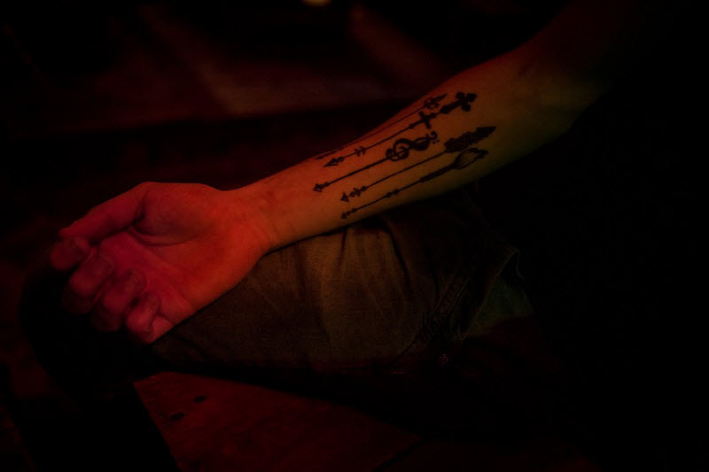 Татуировка Шанта — пять стрел — символизирует его семью