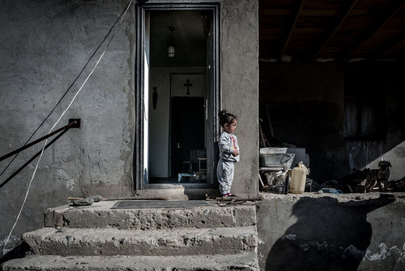 Дочь Кристине Халатян и Андраника Чаушяна Кнарик стоит на крыльце дома, который семья получила от карабахского правительства