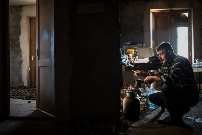 53-летний Храч Донабедян живет один в городе Ковсакан в Нагорном Карабахе