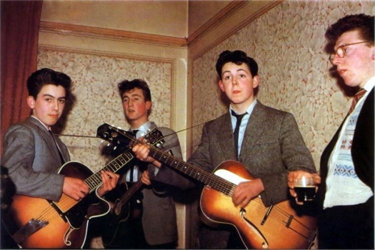 Группа The Beatles в 1957 году: Джорджу Харрисону 14 лет, Джону Леннону 16 лет и Пол Маккартни в 15 летнем возрасте