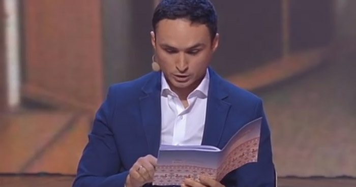 Папа проверяет дневник
