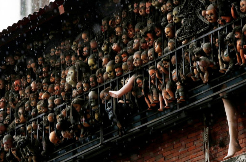 Ужаснет слабонервных и отпугнет воров коллекция Этаниса Гонсалеса, расположенная на балконе. На прохожих смотрит огромное количество старых грязных пупсов