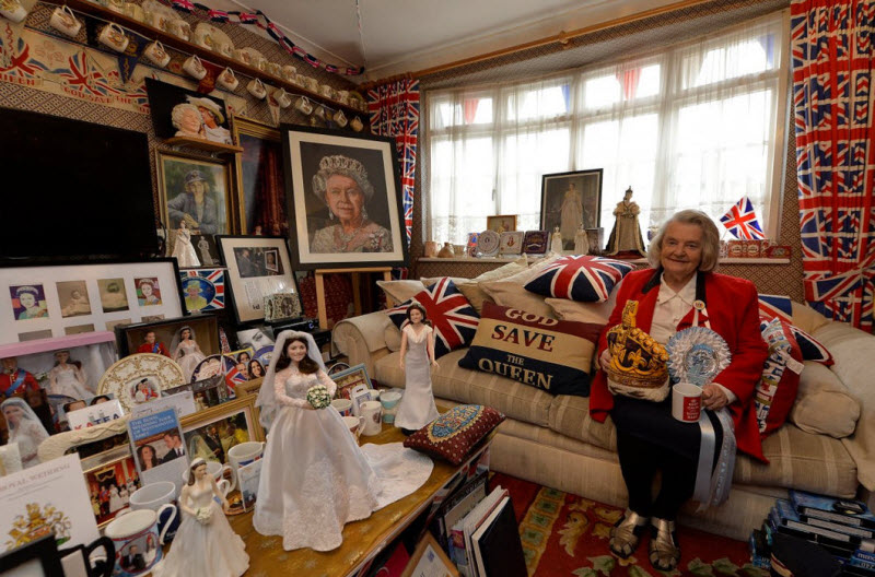 Маргарет Тайлер из Британии свой патриотизм выразила тем, что превратила дом в коллекцию предметов, имеющих отношение к королевской семье. Десять тысяч кружек, фотографий, книг, статуэток хранятся под девизом «God save the queen»
