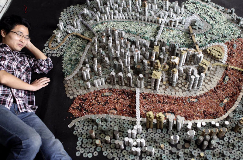 Художник Хе Пейци создал уменьшенную копию своего города Чунцин из 50 000 монеток разных типов для зданий и цветных камешков для улиц и рек