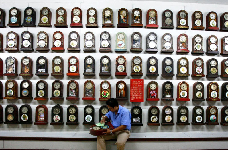 Ли Тао из города Шэньян превратил увлечение в работу, открыв музей старинных часов. 5500 предметов, многие из которых имеют историческую ценность, хранятся в северо-восточной части Китая — в провинции Ляонин