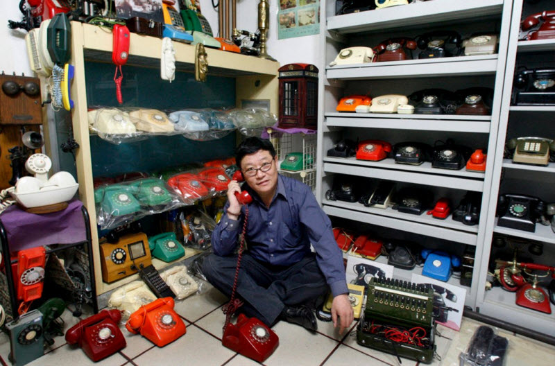 Чжан Дафан тоже избрал необычный объект для коллекционирования — он собирает старые телефонные аппараты