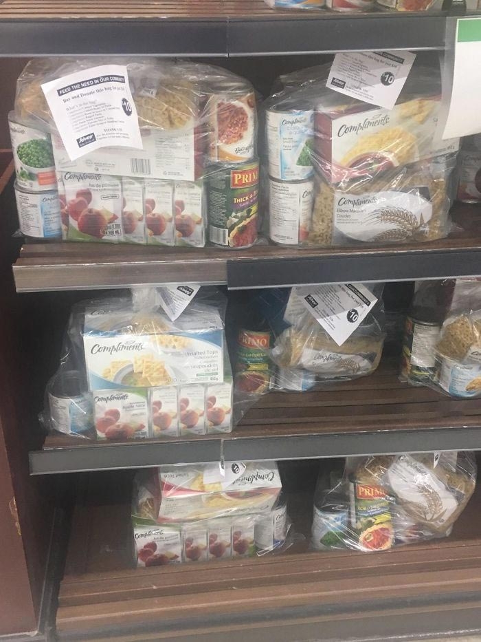  "В местном супермаркете есть наборы еда для людей, которые покупают продукты для бездомных и приютов"