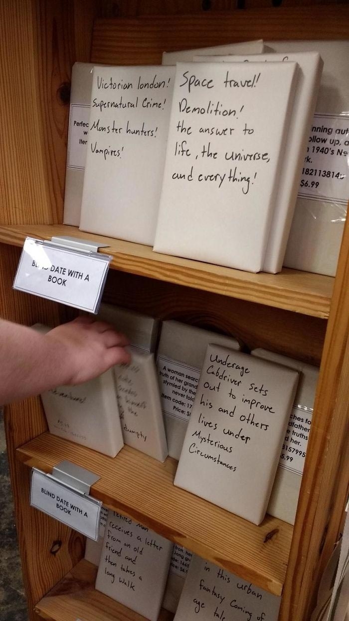 В этом книжном магазине есть раздел под названием "Слепое свидание с книгой". Никаких названий, только общее описание на белой обложке