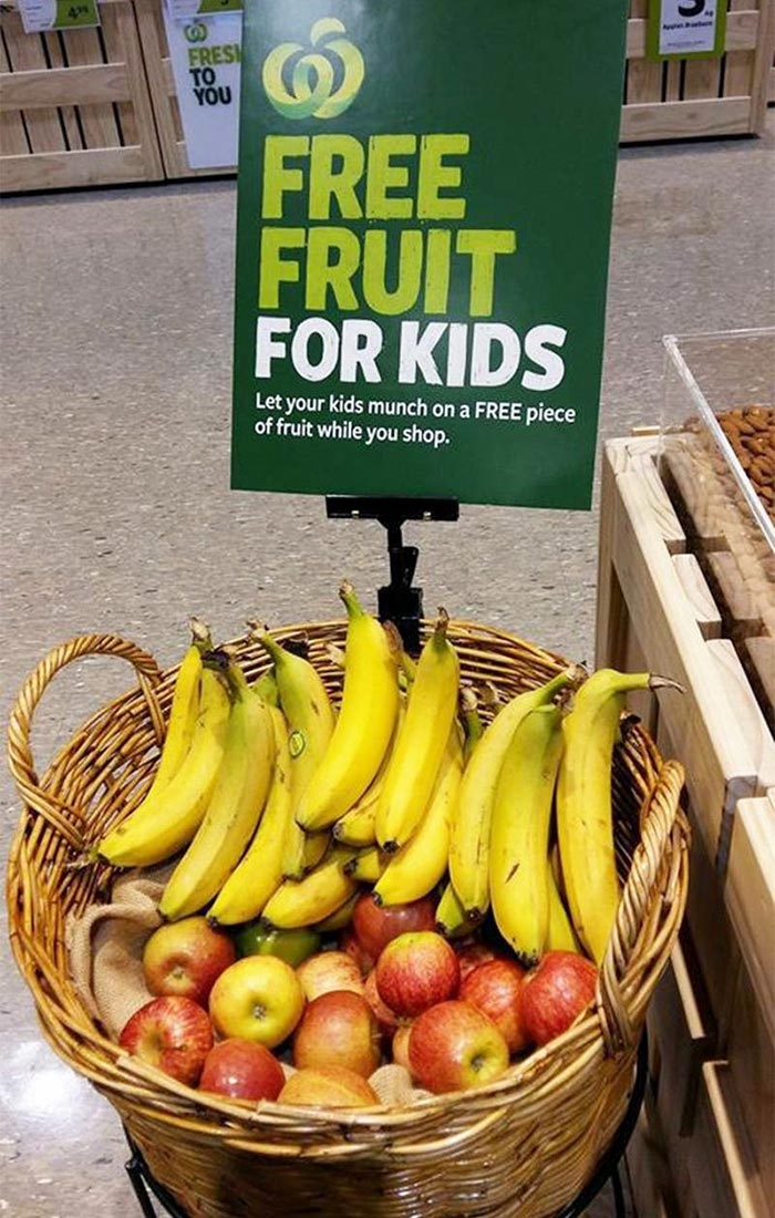 Этот магазин предлагает бесплатные фрукты для детей