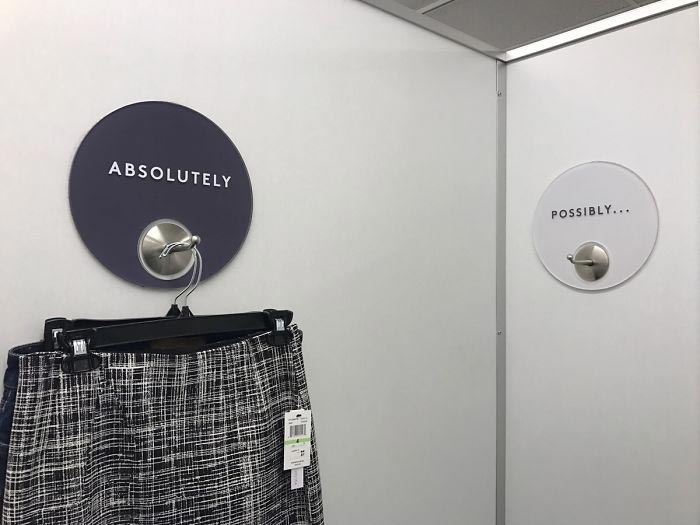 Крючки в примерочной: слева — для одежды, которую вы точно будете брать, справа — в покупке которой пока ещё сомневаетесь