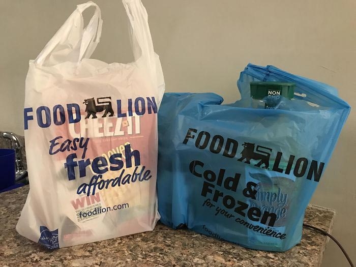 В этом супермаркете есть специальные пакеты для замороженных продуктов и тех, которые должны храниться в холодильнике, чтобы по приходу домой вы сразу поместили их в холодное место