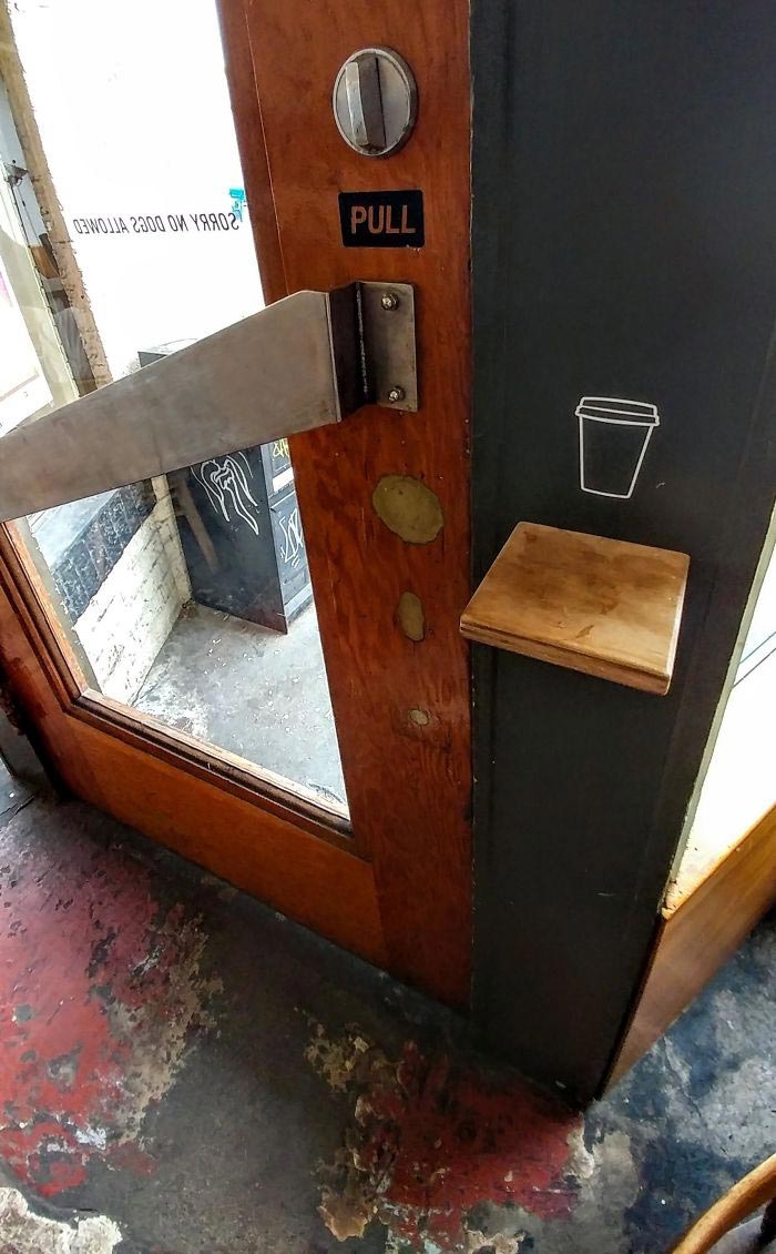 А этот магазин установил специальную полочку для кофе, чтобы покупателям было удобно открывать дверь