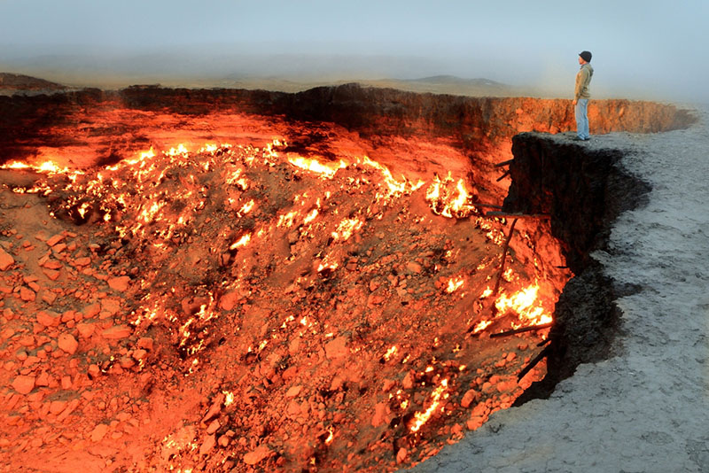 “Врата Ада” — горящий газовый кратер посреди пустыни ( Туркменистан)