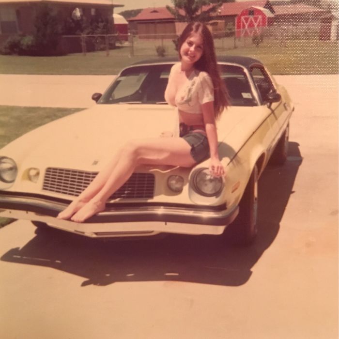 1. Моя 16-летняя мама на своем «Шевроле-Камаро» в 1975 году