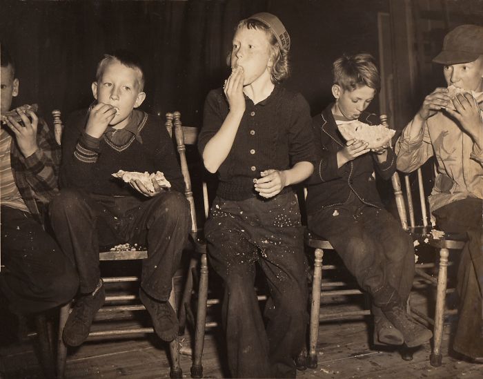 11. Мама первой съела большой пирог, опередив всех мальчиков. 1950 год