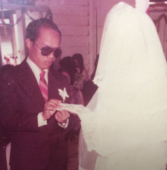 26. Отец отказался снять свои солнцезащитные очки во время свадебной церемонии. 1978 год