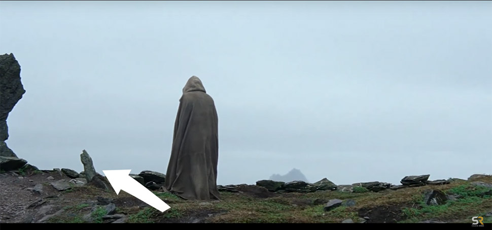 Кадр из фильма «Звездные войны. Эпизод VII: Пробуждение Силы», где Люк Скайуокер в своей единственной сцене стоит рядом с каким-то камнем, напоминающим надгробие. Чья это могла быть могила, непонятно. Придется ждать выхода следующей части эпопеи.