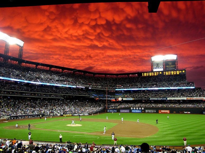 Облака над стадионом Citi Field, Квинс, Нью-Йорк