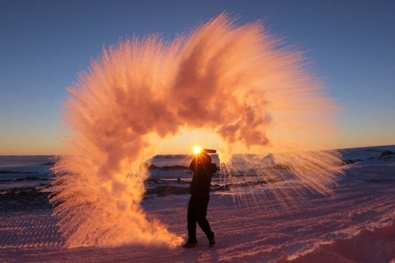 Брызги горячей воды, замерзающие на антарктическом морозе