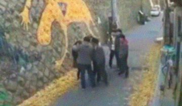 девчонку в переулке