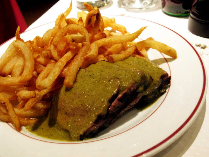 Если вы хотите попробовать классический steak frites (стейк с картофелем фри), обязательно стоит побывать в парижском ресторане Le Relais de l’Entrecote, который специализируется на этом блюде. Заведение пользуется популярностью как у туристов, так и у парижан, поэтому очереди здесь не редкость.