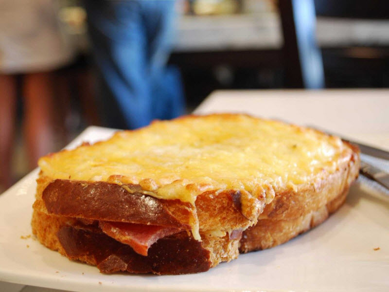 «Крок-месье» — французская версия горячего бутерброда с сыром. Включает ветчину и плавленый сыр грюйер, а еще соус бешамель.