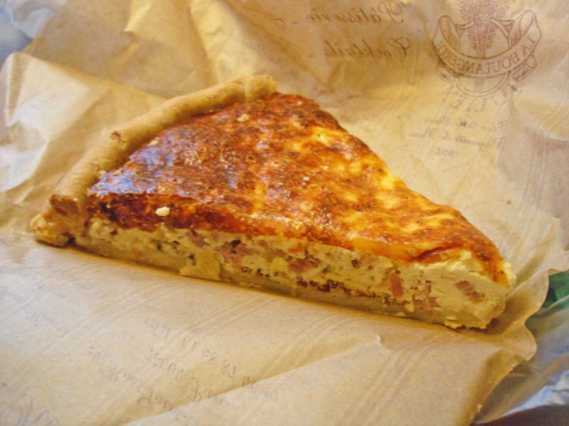 Киш — несладкий пирог, который можно найти во Франции повсюду. Одна из традиционных разновидностей — лотарингский киш, или «Киш лорен». Готовится с беконом, яйцами и иногда сыром.