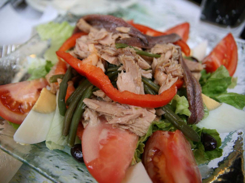 Салат «Нисуаз» родом из Ниццы и представляет собой сочетание листового салата, томатов, вареных яиц, тунца, анчоусов, оливок и фасоли.