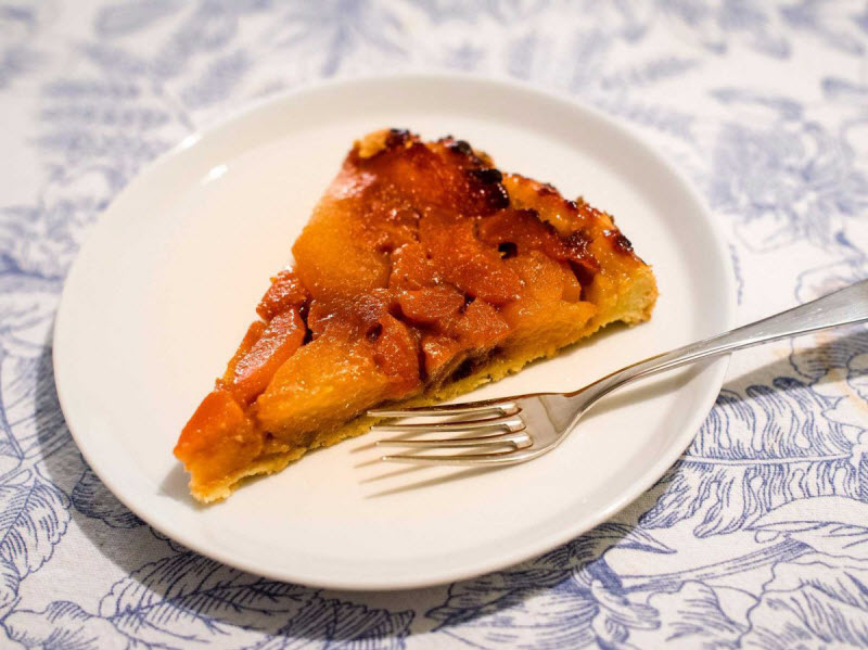 «Тарт татен» — не простой яблочный пирог, а пирог «наизнанку». Перед выпеканием яблоки обжариваются в масле и сахаре.