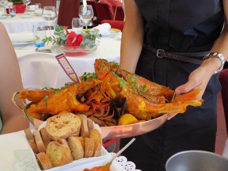 «Буйабес» придумали в южном портовом городе Марселе, лучше всего его пробовать в ресторане Le Miramar. Это рыбная похлебка с моллюсками, овощами и картофелем.