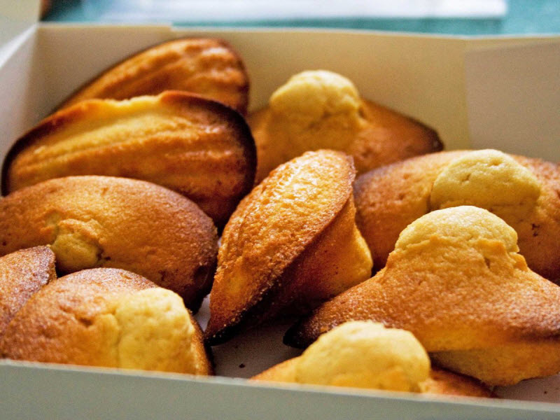«Мадлен» — французское изысканное бисквитное печенье в форме морского гребешка.
