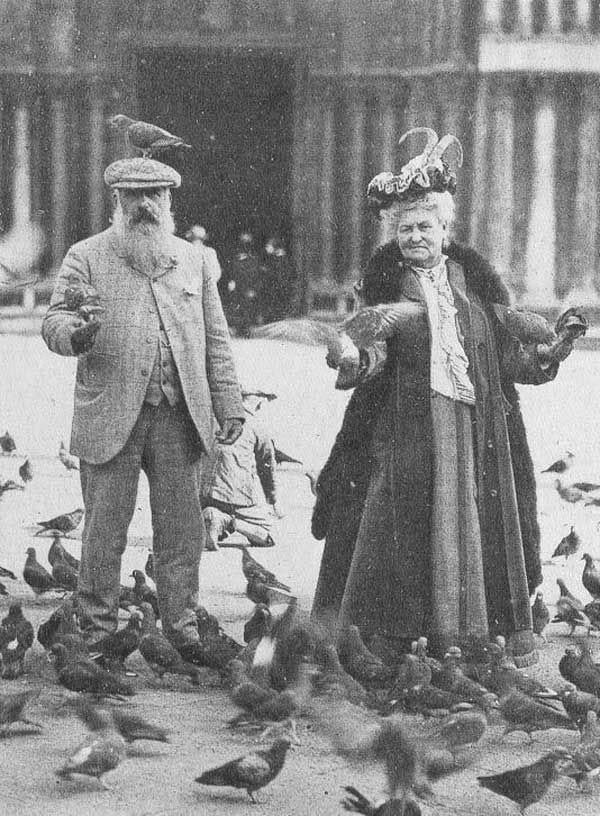 9. Клод Моне кормит голубей со своей женой. Венеция, 1908 год