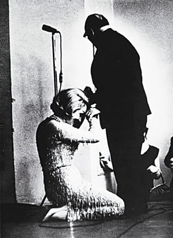 10. Марлен Дитрих целует руку Константину Паустовскому. СССР, 1963 год.