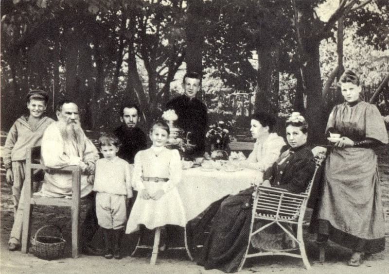 18. Толстой с семьей за чайным столом в парке