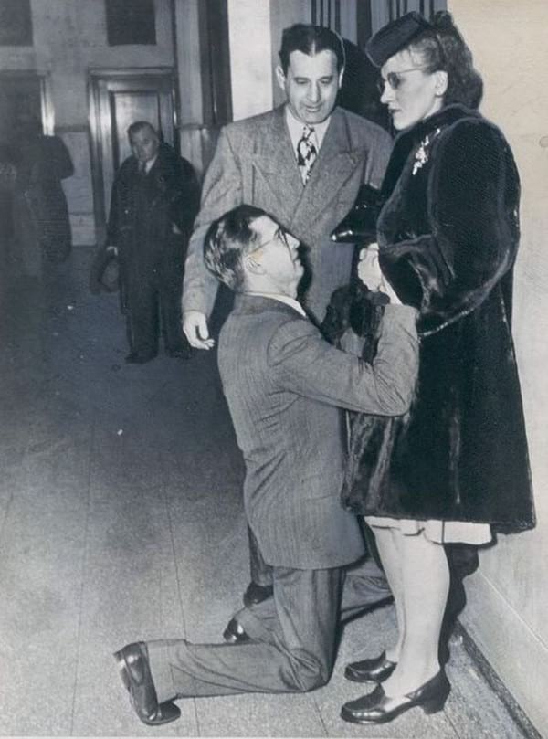 21. 1948 год. Суд по разводам. США. Мужчина просит жену простить его