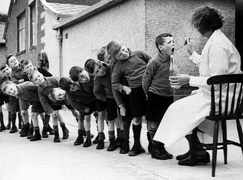 25. Дети принимают рыбий жир. 1960 год