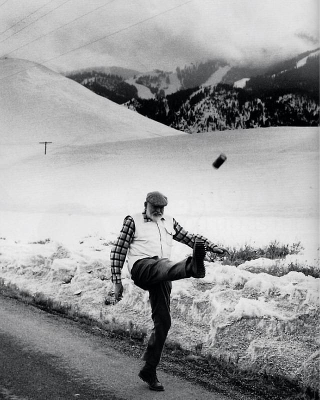 30. Эрнест Хемингуэй играет в футбол пивом. 1959 год. США