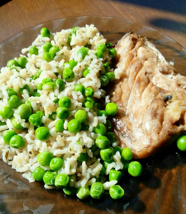 Рис с зеленым горошком и приготовленная на пару скумбрия.