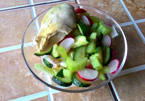 Курица, приготовленная на пару, и овощной салат.